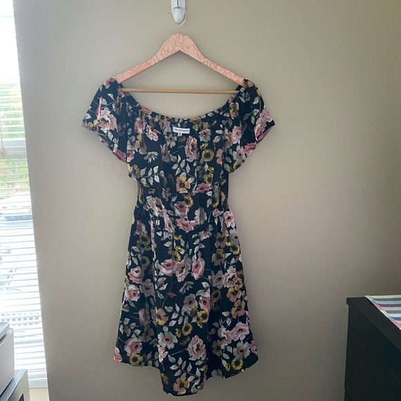 Cupcakes & Cashmere Trenton Floral Off The Shoulder Mini Dress Size Medium - Picture 3 of 6
